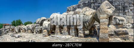 Les tambours de colonne sont tombés par un tremblement de terre, Temple d'Apollon, Didyma, Turquie, lors d'une journée d'été ensoleillée Banque D'Images