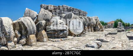 Les tambours de colonne sont tombés par un tremblement de terre, Temple d'Apollon, Didyma, Turquie, lors d'une journée d'été ensoleillée Banque D'Images