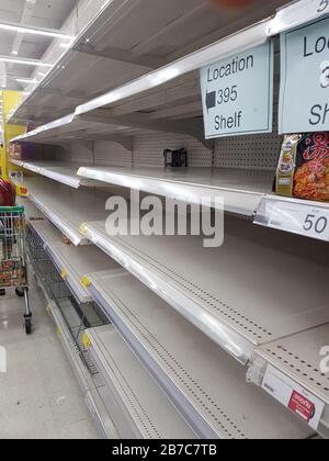 BANGKOK, THAÏLANDE - le 15 MARS 2020 - vider les étagères dans un supermarché en raison de l'accumulation des achats et de la panique du covid de coronavirus 19 Banque D'Images