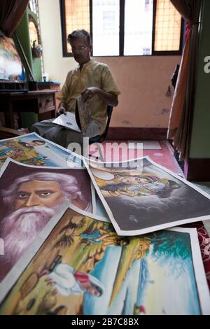 Les œuvres d'art créées par Raj Kumar Das, mieux connue sous le nom de RK Das, l'un des artistes de pousse-pousse de première génération au Bangladesh, sont vues dans son studio dans la capitale Dhaka, le 8 mai 2012. L'art du pousse-pousse est une forme d'art pop qui décrit notre culture urbaine et notre folklore du Bangladesh. Les pousse-pousse ont été introduits pour la première fois au Bangladesh dans les années 1930 à partir du Japon, où les véhicules à trois roues étaient connus sous le nom de 'nintaku'. L'idée de décorer les contraditions à la jambe a pris le départ au Bangladesh les années 1950 avec la tradition suivant le style simple mais coloré puis utilisé par les peintres produisant des panneaux d'affichage de film. Un soi Banque D'Images