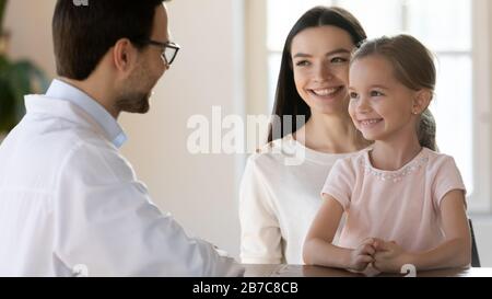 Une jeune mère heureuse visite du pédiatre avec sa fille. Banque D'Images