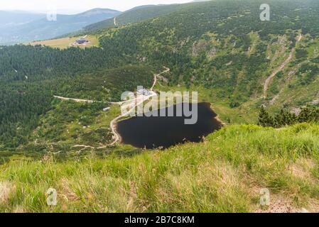 Lac de Maly Staw, Schronisko Samotnia et cabanes de Strzecha Akademicka dans les montagnes de Karkonosze en Pologne, près de boders en république tchèque Banque D'Images