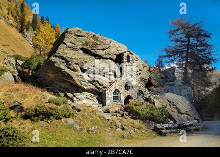 Autriche, petite chapelle construite dans le rocher nommé Felsen Kapelle dans la vallée de Gschloess Banque D'Images