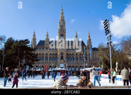 Vienne, Autriche - 21 février 2010 : foule de personnes non identifiées lors d'une journée d'hiver ensoleillée, s'amuser sur la patinoire devant l'hôtel de ville de Vienne, un y Banque D'Images