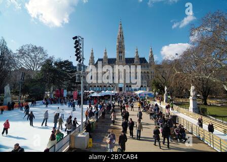 Vienne, Autriche - 21 février 2010 : foule de personnes non identifiées lors d'une journée d'hiver ensoleillée, s'amuser sur la patinoire devant l'hôtel de ville de Vienne, un y Banque D'Images