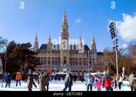 Vienne, Autriche - 21 février 2010 : foule de personnes non identifiées lors d'une journée d'hiver ensoleillée, s'amuser sur la patinoire devant l'hôtel de ville de Vienne, un y Banque D'Images