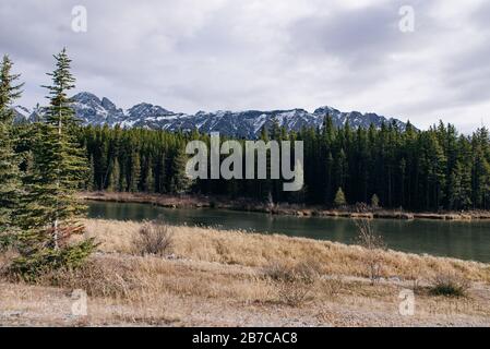 Le lever du soleil serein au réservoir des lacs Spray est un réservoir en Alberta, au Canada. Banque D'Images