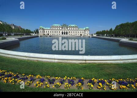 Vienne, le 21 avril 2007 : des personnes non identifiées dans le parc autour de l'impressionnant château du Belvédère Banque D'Images