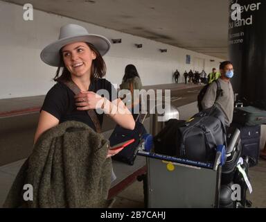 Los Angeles, États-Unis. 15 mars 2020. Gracie Walker arrive de Londres à l'aéroport international de Los Angeles le samedi 14 mars 2020. Walker, originaire de Californie, a abandonné ses études au Royaume-Uni, craignant qu'elle ne soit pas autorisée chez elle après que le président Trump ait étendu l'interdiction de voyager en Europe au Royaume-Uni et en Irlande. Photo de Jim Ruymen/UPI crédit: UPI/Alay Live News Banque D'Images