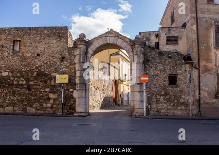 Vue sur Port'Arsa près du Théâtre romain, ancien bâtiment romain de Benevento à côté de l'église Santa Maria della Verità Banque D'Images