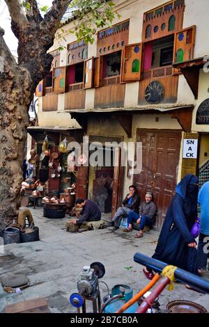 Fes, Maroc - 20 novembre 2014 : des personnes non identifiées sur place es-Seffarine dans le souk Fes el-Bali, lieu pour les travailleurs de l'article de laiton Banque D'Images