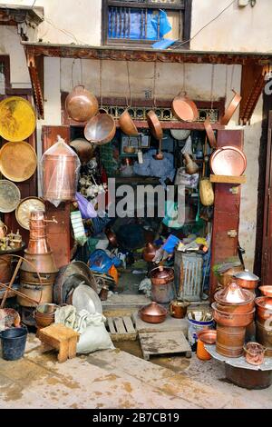 Maroc, atelier avec articles en laiton faits à la main sur place es-Seffarine dans le souk fes el-Bali Banque D'Images