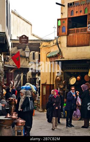 Fes, Maroc - 20 novembre 2014 : des personnes non identifiées sur place es-Seffarine dans le souk Fes el-Bali, lieu pour les travailleurs de l'article de laiton Banque D'Images