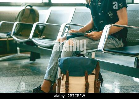 Un touriste ou un étudiant regarde une carte à l'aéroport pendant son voyage. Banque D'Images