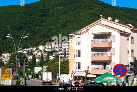 Budva, Monténégro - 10 juin. 2019. Autoroute Adriatique - la rue principale de la ville Banque D'Images