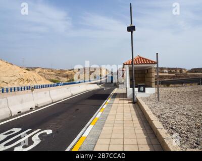 L'autoroute entre Santa Cruz de Tenerife et les zones touristiques dans le sud passe par le paysage sec, arrêt de bus près de Tajao Wit stop signal sur le poteau Banque D'Images