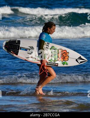 Coco Ho quitte le surf à Manly Beach en Australie Banque D'Images