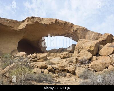 La roche volcanique et l'érosion ont créé cette arche naturelle et d'autres formations rocheuses bizarres à Tajao, Tenerife, îles Canaries Espagne Banque D'Images