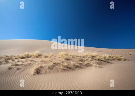 Dunes de sable appelées Montagne Chantante dans le désert du Kazakhstan Banque D'Images