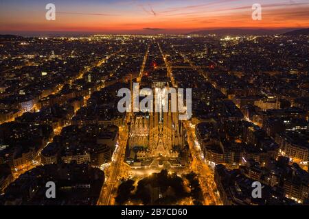 Façade de la Nativité de la Sagrada Família et de l'Eixample à Barcelone pendant le crépuscule. (Catalogne, Espagne) Banque D'Images