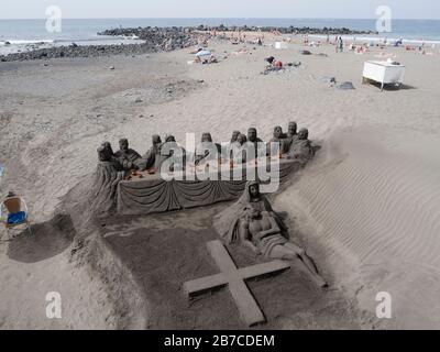 Le dernier souper, sculpture sur sable sur la plage de Troya à Playa de Las Americas, Tenerife îles Canaries Espagne, devant les vacanciers et l'océan Banque D'Images