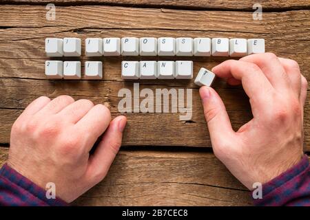 l'homme change les mots impossible et je ne peux pas à possible et je peux des touches de clavier Banque D'Images