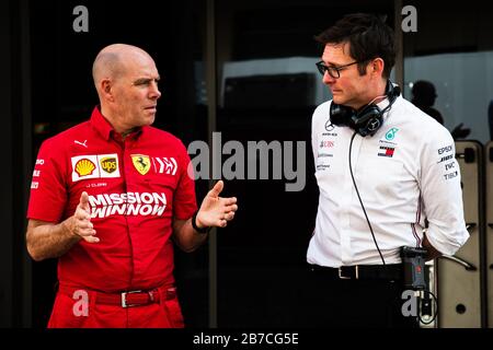 Emirats Arabes Unis/Abu Dhabi - 12/03/2019 - Jock Clear (GBR, ingénieur de performance senior, Ferrari) , Andrew Shovlin (GBR, Directeur technique Trackside, Mercedes) Banque D'Images