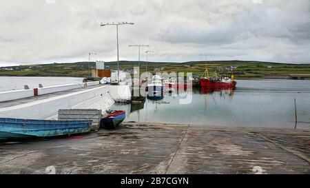 Port de Knightstown, un village situé sur l'île Valentia dans le comté de Kerry, en Irlande. Banque D'Images