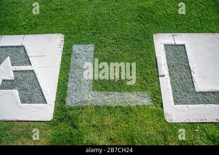 Dessinez des lettres sur l'herbe en blanc sur un modèle. Le nom du terrain de football sur l'herbe Banque D'Images