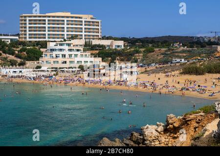 Vous pourrez vous détendre sur une plage de Golden Bay, sur l''île de Malte, en mer Méditerranée Banque D'Images