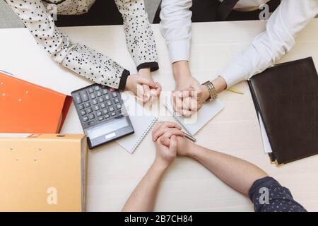 L'homme sérieux a une réunion d'affaires lecture d'un résumé au sujet de la décision d'embauche pendant une entrevue d'emploi en compagnie, attrayant et vêtu professionnellement, concept de recrutement d'emploi. Vue de dessus. Banque D'Images