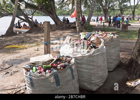 dh MADANG PAPOUASIE NOUVELLE GUINÉE boit des canettes PNG recyclant la collection de poubelles Banque D'Images