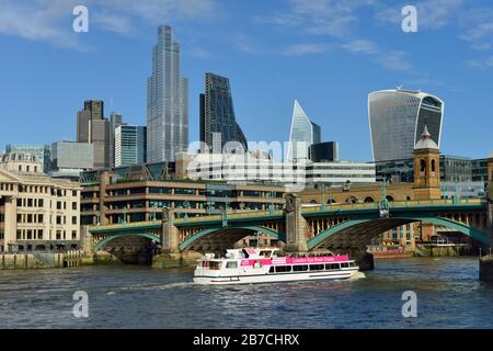 Ville de Londres et développement, bateau de croisière touristique, Southwark Bridge, Southwark, Londres, Royaume-Uni Banque D'Images