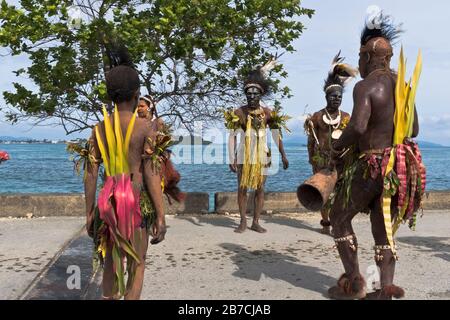 dh Port PNG accueil natif WEWAK PAPOUASIE NOUVELLE GUINÉE batteur traditionnel accueillant bateau de croisière visiteurs personnes tourisme tribal robe groupe culturel Banque D'Images