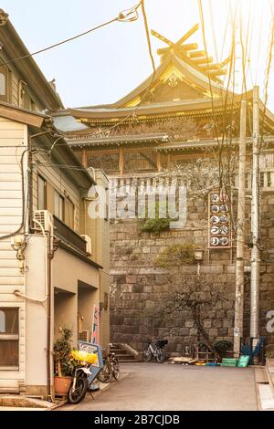 tokyo, japon - 13 mars 2020: Mur de pierre dans les contreforts du sanctuaire Shinto Yushimatenmangu dans le quartier d'Okachimachi à Tokyo dédié à la d japonaise Banque D'Images