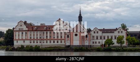 NEUHAUS AM INN, ALLEMAGNE - JULY12, 2019: Vue panoramique du château de Neuhaus sur le River Inn. Banque D'Images