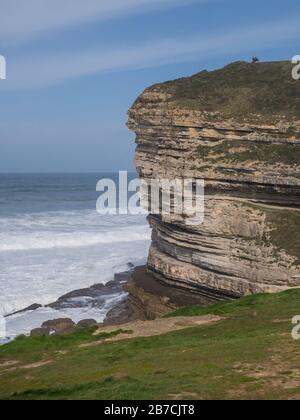 Punta de la Molina aux falaises de Bolao, Océan Atlantique/Mer Cantabrique, près de Tonañes, Cantabrie, Espagne Banque D'Images