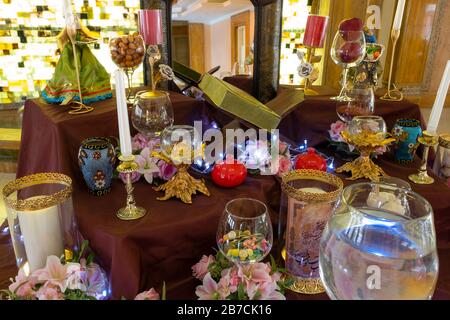 La table Haft sin est le symbole principal du nouvel an persan, Nowruz. Chaque iranien en organise un chez lui comme un rituel traditionnel pour le célébrer. Banque D'Images