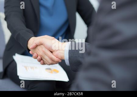 Prise d'un gros plan deux business people shaking hands - Message d'Handshake Deal Concept. Banque D'Images