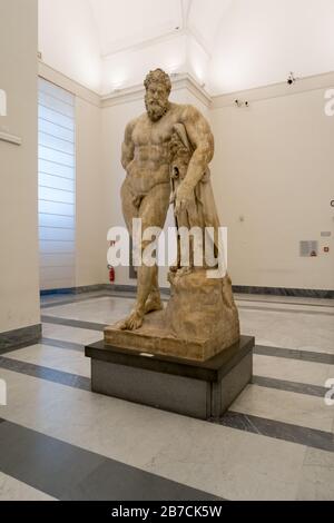 La statue du Farnese Hercules au musée archéologique de la Nation de Naples, en Italie. Banque D'Images