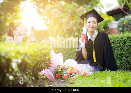 Heureux l'étudiant gradué girl - félicitations de la réussite scolaire. Banque D'Images