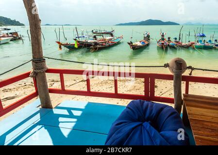 Ko Samui, Thaïlande - 2 janvier 2020: Bateaux de pêche thaïlandais authentiques vus par la terrasse de boulangerie française à Ko Samui un jour lumineux Banque D'Images