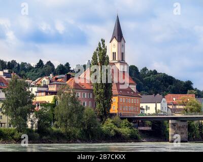 PASSAU, ALLEMAGNE - JULY12, 2019: Vue sur l'église paroissiale de Saint Paul située à côté du Danube dans la vieille ville Banque D'Images