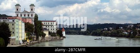 PASSAU, ALLEMAGNE - JULY12, 2019: Vue panoramique le long de la rivière Inn avec bateau touristique et la vieille ville Banque D'Images