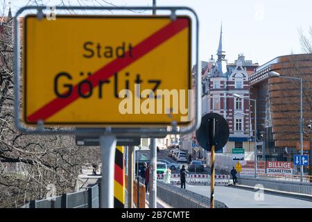 15 mars 2020, Saxe, Görlitz: Les passants se tiennent sur le pont de l'amitié à la frontière polonaise devant Zgorzelec à l'est de la rivière Neisse. La Pologne a fermé ses frontières avec l'Allemagne et d'autres pays voisins de l'UE aux étrangers pendant la nuit du dimanche au dimanche en raison de la crise du coronavirus. Photo: Sebastian Kahnert/dpa-Zentralbild/dpa Banque D'Images