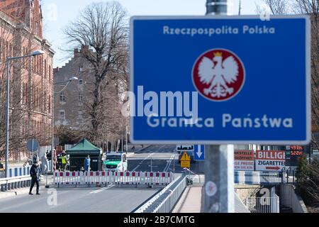 15 mars 2020, Saxe, Görlitz: Les passants se tiennent sur le pont de l'amitié à la frontière polonaise devant Zgorzelec à l'est de la rivière Neisse. La Pologne a fermé ses frontières avec l'Allemagne et d'autres pays voisins de l'UE aux étrangers pendant la nuit du dimanche au dimanche en raison de la crise du coronavirus. Photo: Sebastian Kahnert/dpa-Zentralbild/dpa Banque D'Images