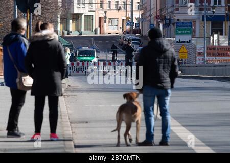 15 mars 2020, Saxe, Görlitz: Les passants se tiennent sur le pont de l'amitié et regardent de l'autre côté de la frontière polonaise vers Zgorzelec à l'est de la rivière Neisse. En raison de la crise du coronavirus, la Pologne a fermé ses frontières avec l'Allemagne et d'autres pays voisins de l'UE aux étrangers de la nuit au dimanche. Photo: Sebastian Kahnert/dpa-Zentralbild/dpa Banque D'Images