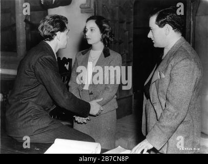 Laurence OLIVIER et MERLE OBERON répétitions avec le directeur WILLIAM WYLER sur la scène candiée lors du tournage de WUHERING HEIGHTS 1939 réalisateur WILLIAM WYLER scénario Ben Hecht et Charles MacArthur roman Emily Bronte The Samuel Goldwyn Company / United Artists Banque D'Images