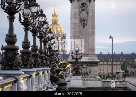 Pont Alexandre III avec Hotel les Invalides en arrière-plan, Paris, France, Europe Banque D'Images