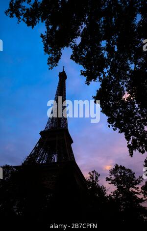 Silhouette de la Tour Eiffel avec des arbres au premier plan à Paris, France, Europe Banque D'Images